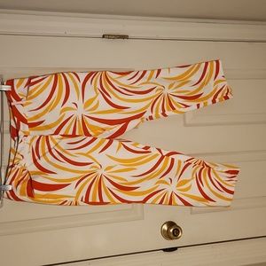 NEW YORK AND COMPANY Tropical Capri Pants 6 EUC